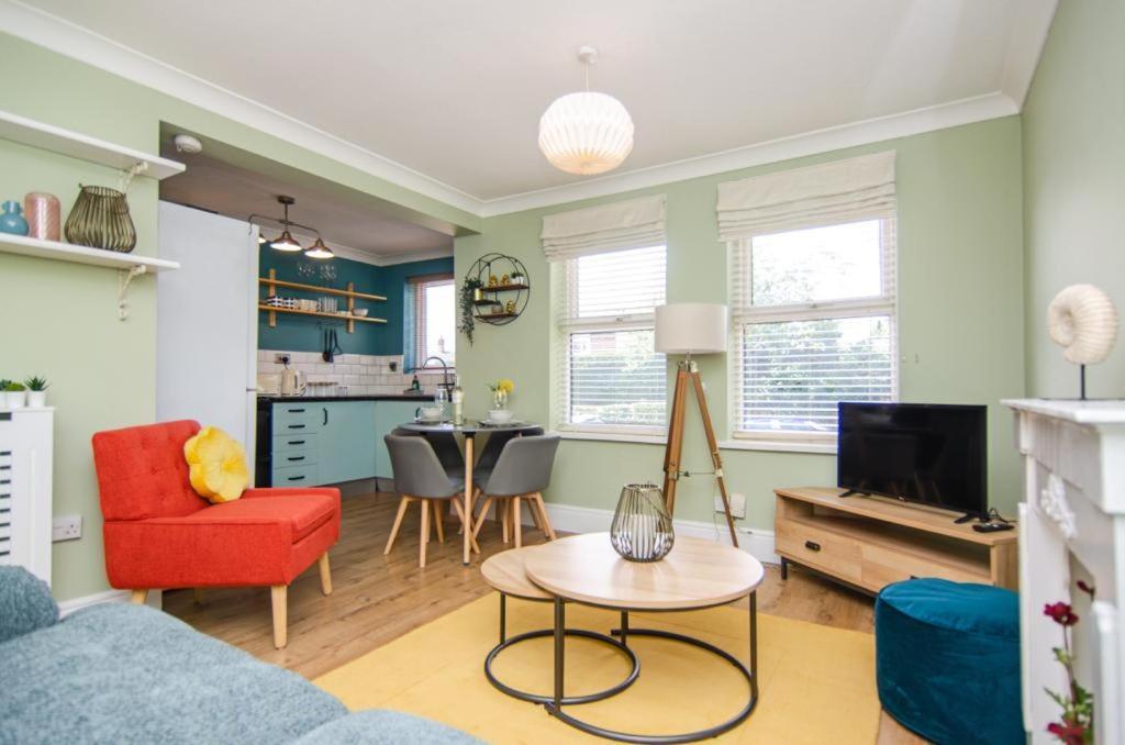 Cosy Lichfield Apartment ภายนอก รูปภาพ