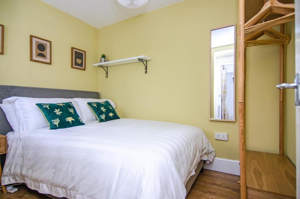 Cosy Lichfield Apartment ภายนอก รูปภาพ