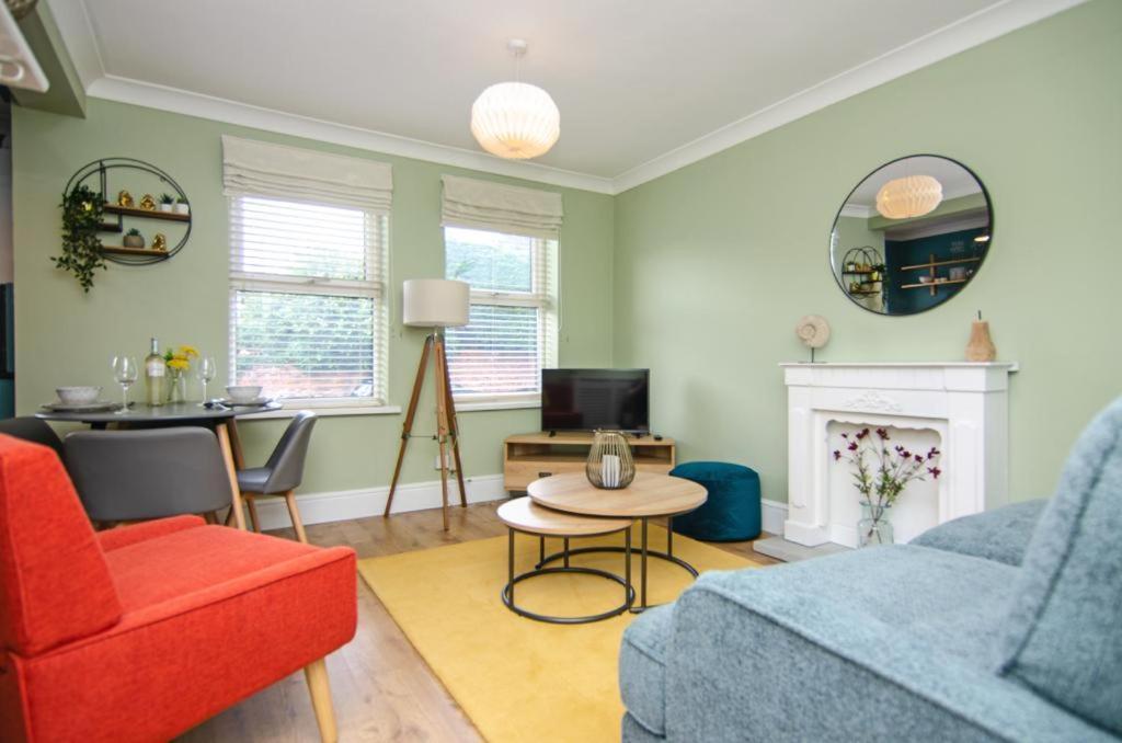 Cosy Lichfield Apartment ภายนอก รูปภาพ