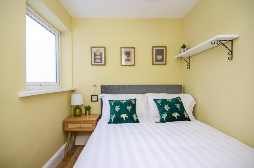 Cosy Lichfield Apartment ภายนอก รูปภาพ