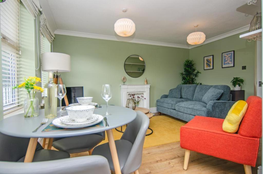 Cosy Lichfield Apartment ภายนอก รูปภาพ